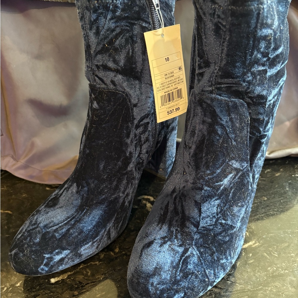 Chic Velvet Heeled Boots in Deep Blue